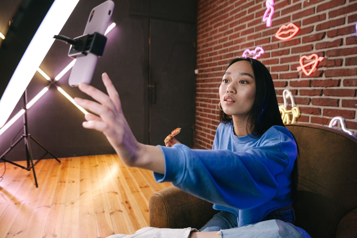 Creator filming a sponsored video with a ring light (Pexels licence)
